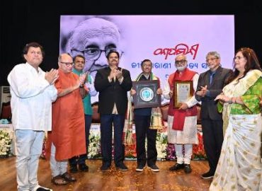 मराठी लेखक डॉ. ज्ञानेश्वर मुले नीलिमारनी साहित्य सम्मानः2025 से सम्मानित