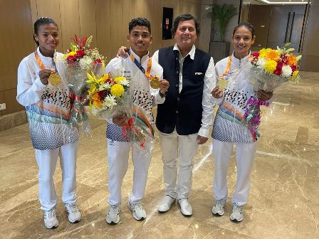 खो -खो विश्व विजेता भारतीय दल को कीट -कीस के संस्थापक प्रो   अच्युत सामंत ने दी बधाई
