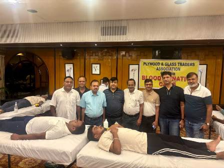 प्लाईवुड एंड ग्लास ट्रेडर्स एसोसिएशन के रक्तदान शिविर में 109 यूनिटी रक्त संग्रह