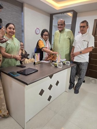 पद्मश्री से अलंकृत ओड़िया कवयित्री डा प्रतिभा शतपथी और ओडिशा आयकर विभाग की अवकाश प्राप्त मुख्य आयकर आयुक्त श्रीमती परमिता शतपथी श्रीमती अंजना भुरा द्वारा सम्मानित