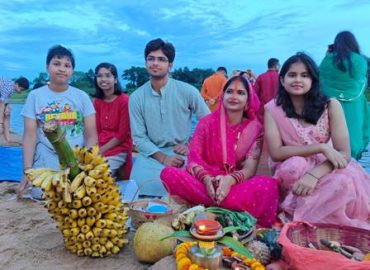 भुवनेश्वर मंचेश्वर न्यू बालीयात्रा प्रदर्शनी मैदान के समीप कुआखाआई नदी तक पर डूबते हुए सूर्यदेव और छठ परमेश्वरी को दिया गया सायंकाल का पहला अर्घ्य