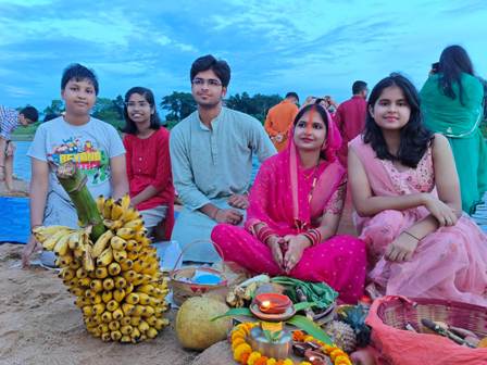 भुवनेश्वर मंचेश्वर न्यू बालीयात्रा प्रदर्शनी मैदान के समीप कुआखाआई नदी तक पर डूबते हुए सूर्यदेव और छठ परमेश्वरी को दिया गया सायंकाल का पहला अर्घ्य