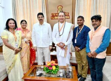 पद्मश्री इडा ऋषि पुत्र मनुआबा (आगुस इन्द्र उदयाना), बाली, इंडोनेशिया द्वारा ओडिशा के महामहिम राज्यपाल से शिष्टाचार भेंट