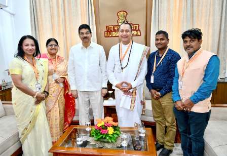 पद्मश्री इडा ऋषि पुत्र मनुआबा (आगुस इन्द्र उदयाना), बाली, इंडोनेशिया द्वारा ओडिशा के महामहिम राज्यपाल से शिष्टाचार भेंट