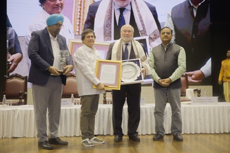 कीस द्वारा ग्लोबल सिक्योरिटी लीडर जोनाथन ग्रेनऑफ  लाइफटाइम अचीवमेंट अवॉर्ड से सम्मानित