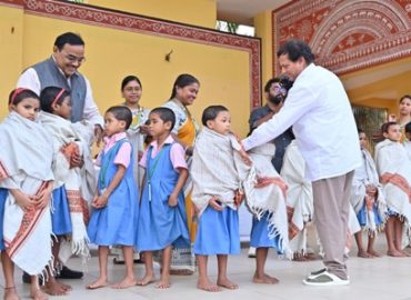 2025 शीत ऋतु की शुरुआत में विश्व के सबसे बड़े आदिवासी आवासीय विद्यालय कीस ने बांटे अपने  40,000 आदिवासी छात्र-छात्रों को गर्म वस्त्र