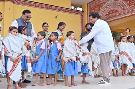 2025 शीत ऋतु की शुरुआत में विश्व के सबसे बड़े आदिवासी आवासीय विद्यालय कीस ने बांटे अपने 40,000 आदिवासी छात्र-छात्रों को गर्म वस्त्र