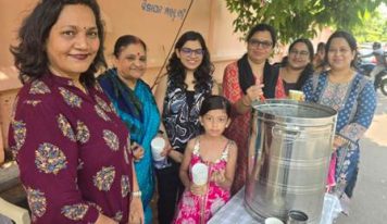 पुष्पांजलि एपार्टमेंट, विवेकानंद मार्ग, भुवनेश्वर की समाजसेवी महिलाओं और बच्चों ने राहगीरों को पिलाया शर्बत