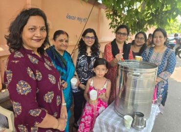 पुष्पांजलि एपार्टमेंट, विवेकानंद मार्ग, भुवनेश्वर की समाजसेवी महिलाओं और बच्चों ने राहगीरों को पिलाया शर्बत