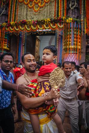 इस संसार में सबसे दुर्लभ और उत्तम है; मानव -शरीर ।