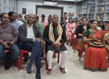 अनुज हिन्दी पुस्तकालय में  मैंने देश को बदलते देखा है और  जीवन के विविध रंग काव्यसंग्रह विमोचित