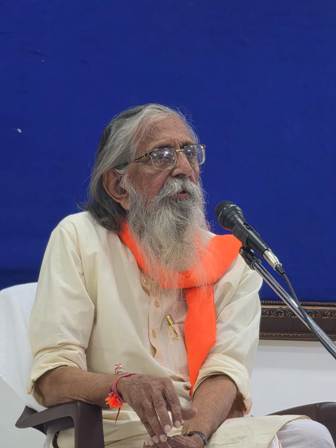 “विकसित भारत के निर्माण से पूर्व आज हमें अपनी चेतना, सामर्थ्य और कर्तव्य को बढ़ाकर सबसे पहले एक ऐसे प्रेममय व मंगलमय परिवार की स्थापना करनी चाहिए जहां पर मां,बहन, भाई, पत्नी और अपने बाल बच्चे खुशहाल होंगे ।”